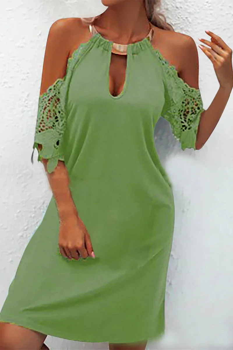 Naila | Elegantes einfarbiges Spitzenkleid mit metallischen Accessoires und Verzierungen, inklusive Taillengürtel