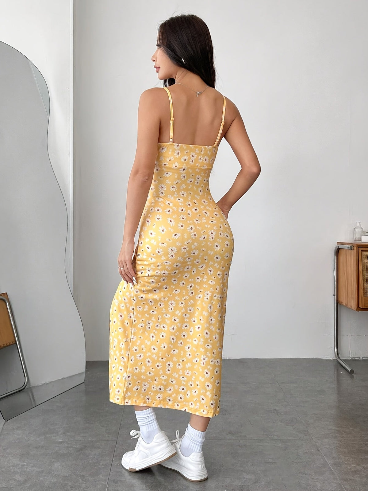 Isla – Minimalistisches Kleid mit hohem Schlitz
