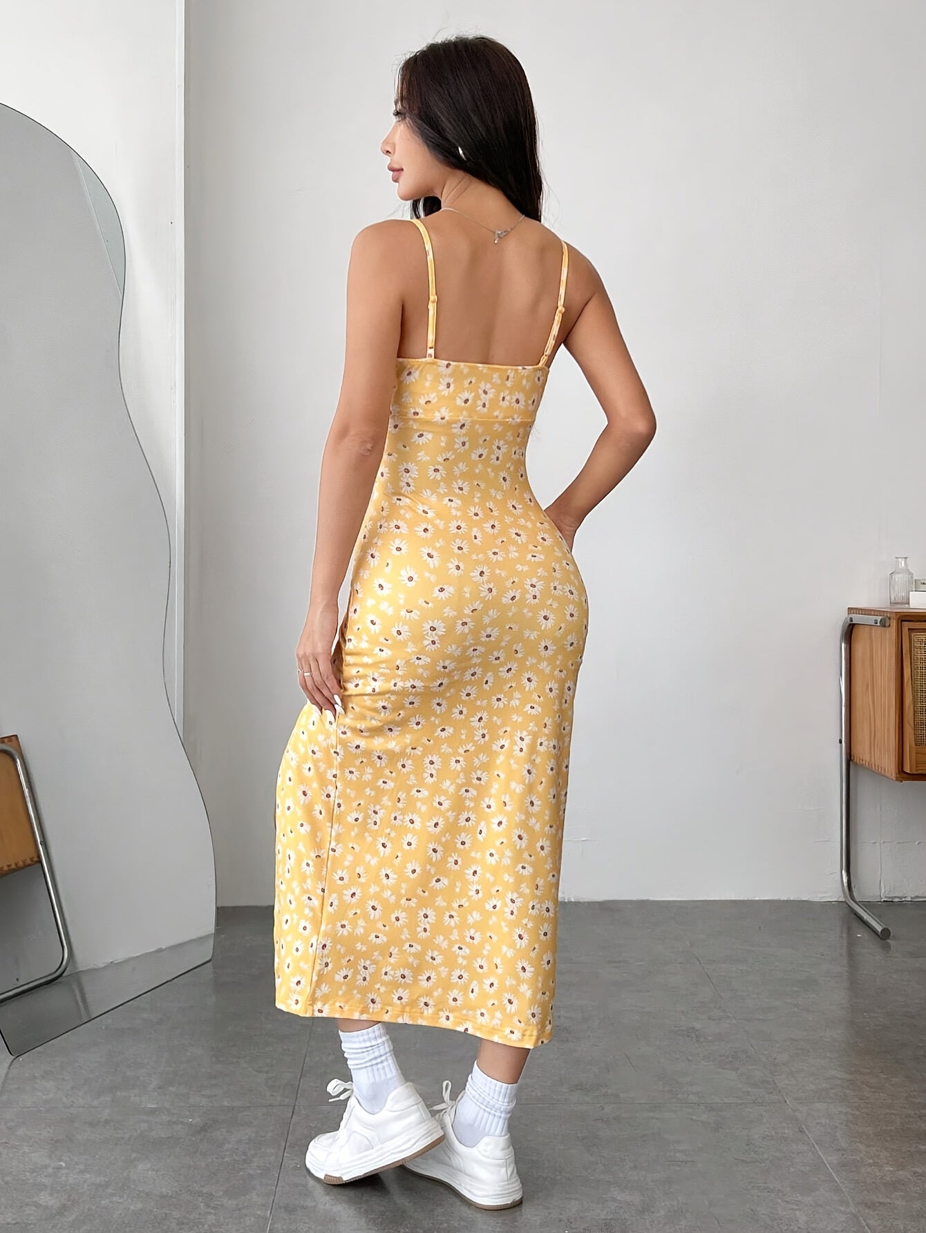 Isla – Minimalistisches Kleid mit hohem Schlitz