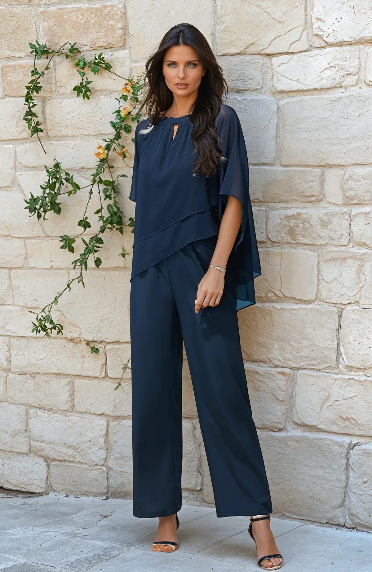 Karla | Zweiteiliges urbanes Set mit elegantem Rundhalsausschnitt aus schlichtem Chiffon