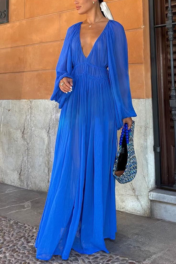 Langes blaues Kleid mit Puffärmeln und geraffter Taille