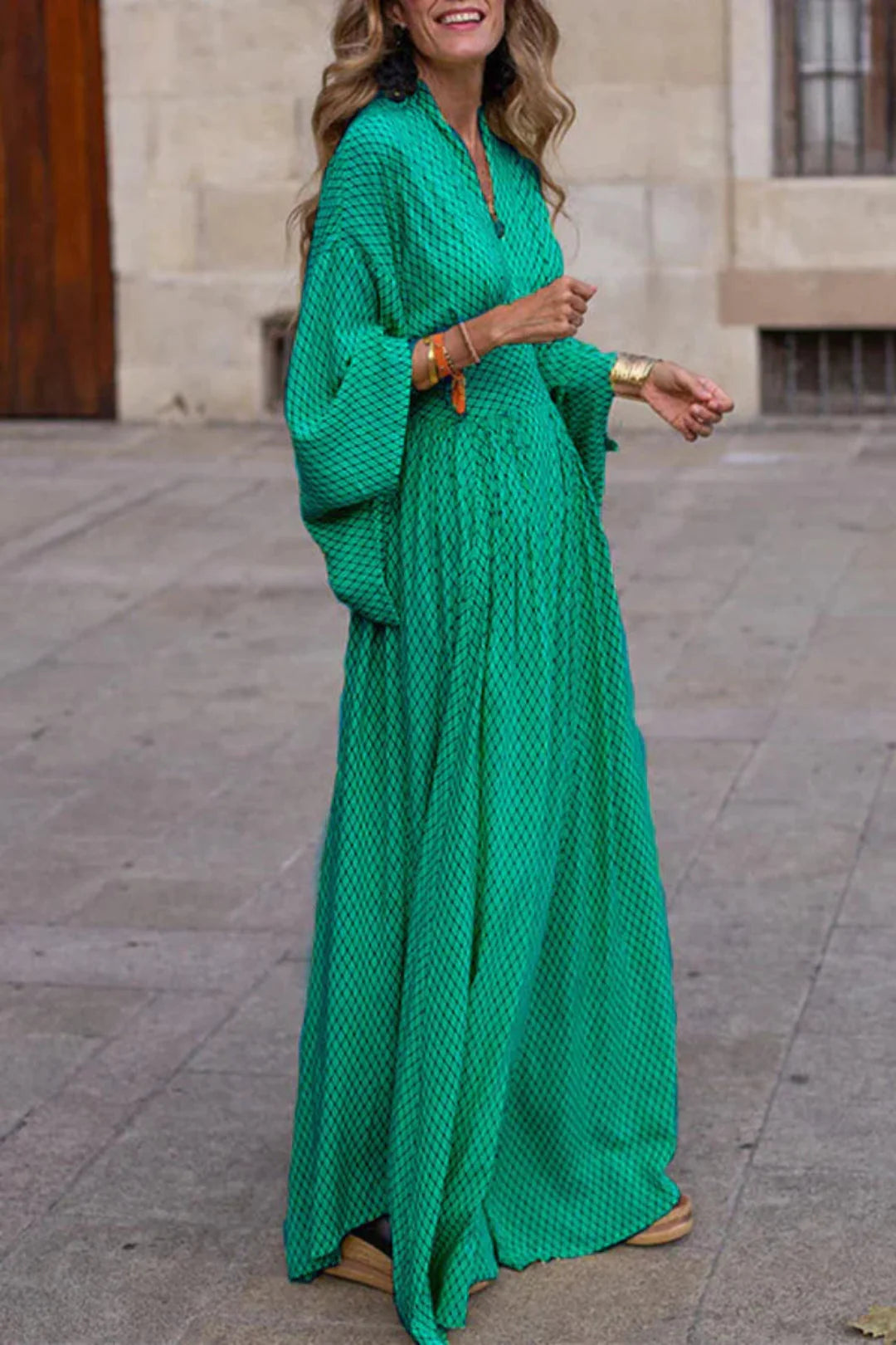 Gemma – Maxikleid mit langen Ärmeln, V-Ausschnitt und geometrischem Muster