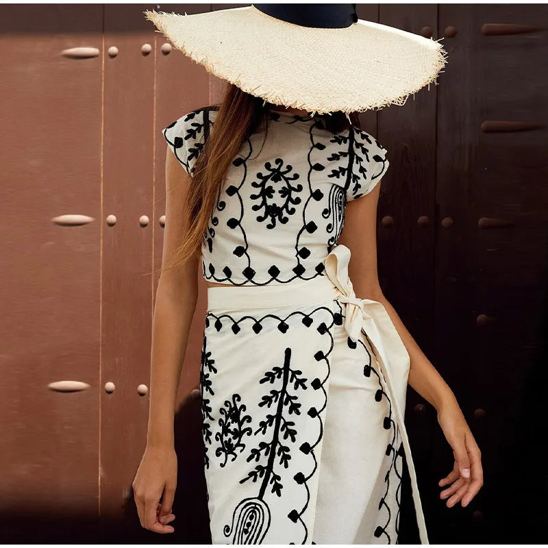 Set aus kurzem Top und Wickelrock mit besticktem Ethno-Print