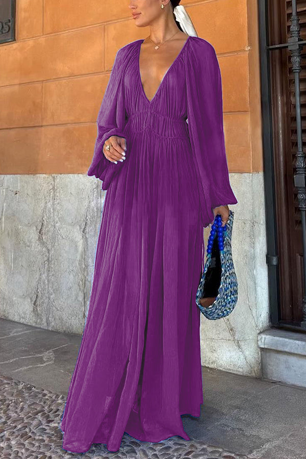 Langes blaues Kleid mit Puffärmeln und geraffter Taille