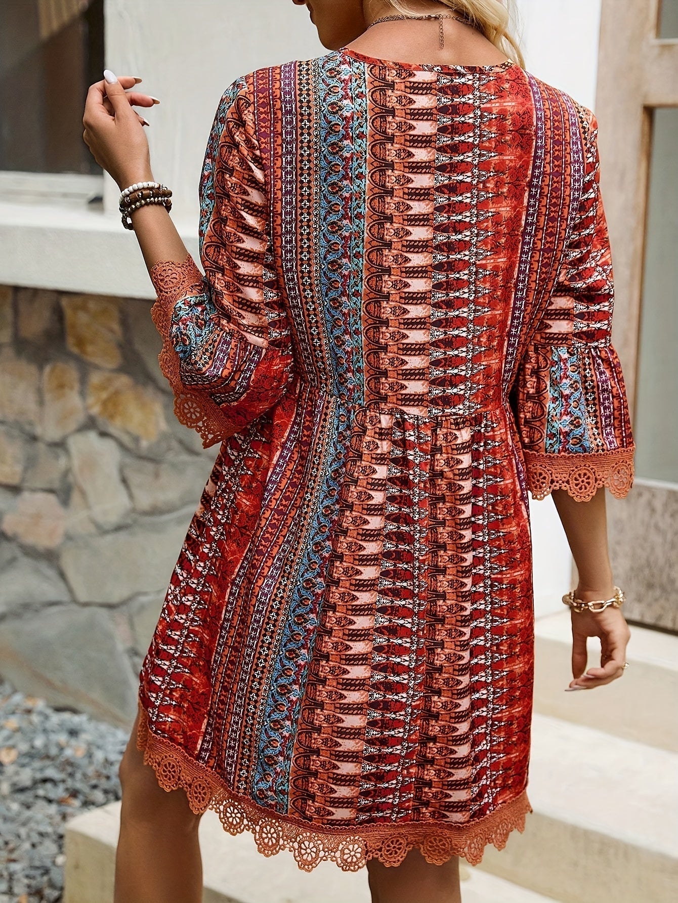 Sofie - V-Ausschnitt Kleid mit Spitzenbesatz