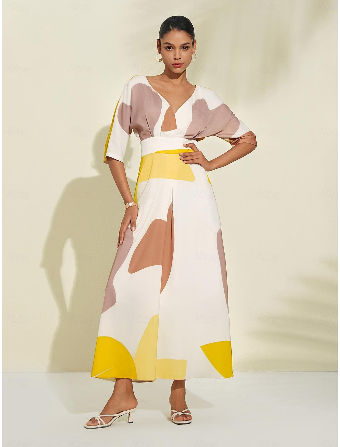 Elegantes langes Sommerkleid mit ausgeschnittenem Ausschnitt und dreiviertel Ärmeln