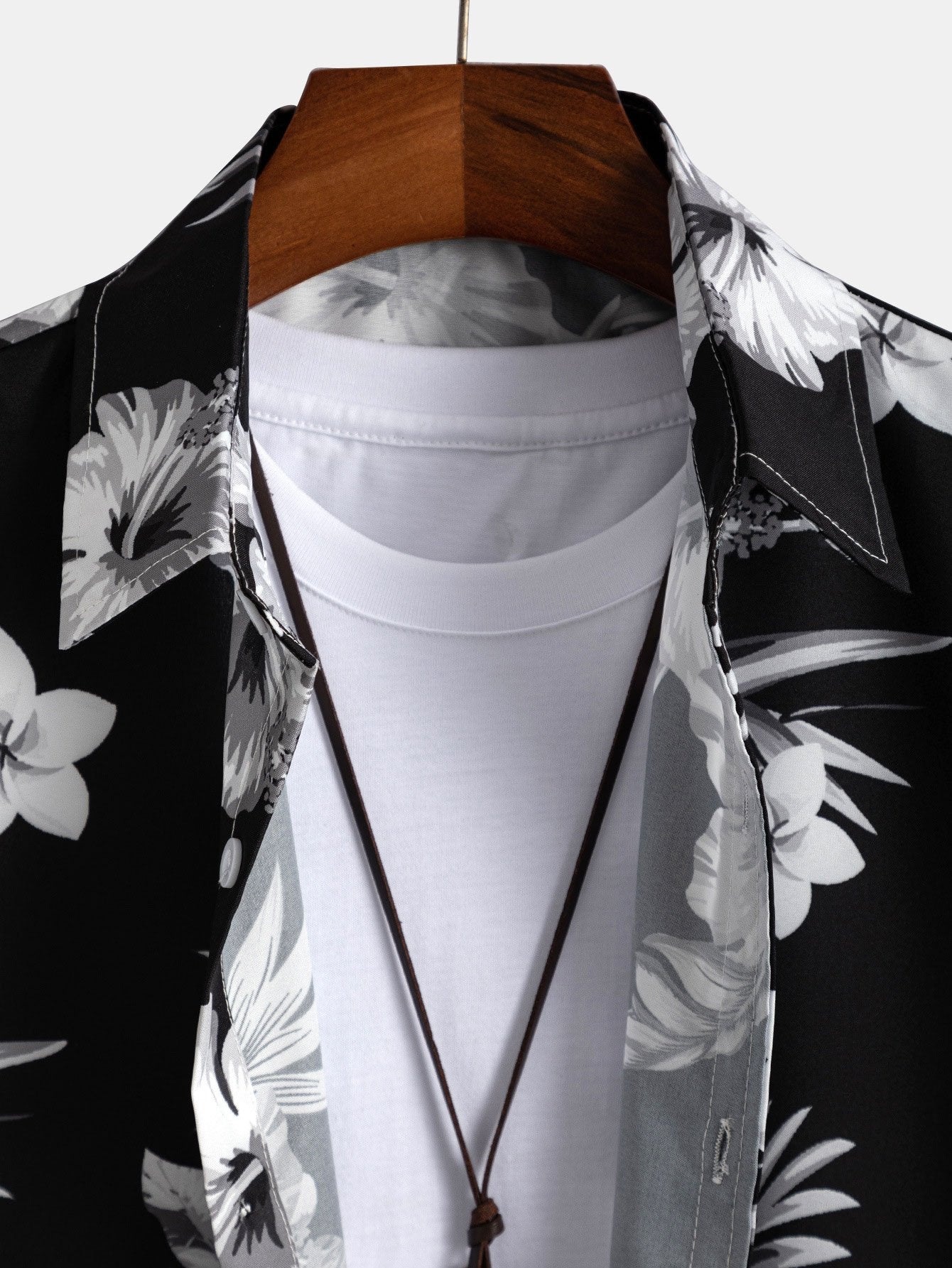 Hemd mit tropischem Blumenmuster und Badehose mit Knopfleiste