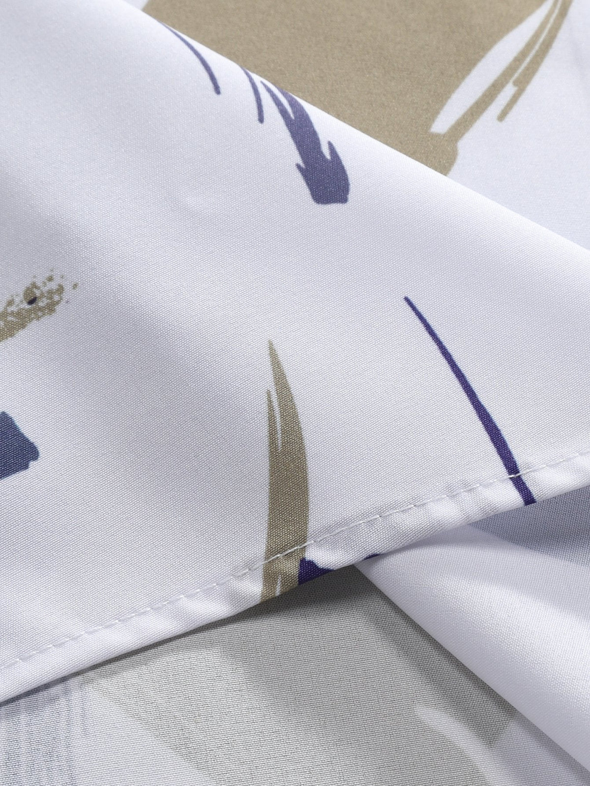 Hemd mit Pinselstrichmuster und Badehose mit Knopfleiste