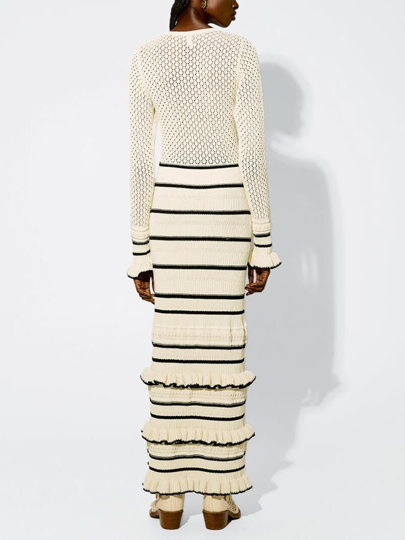 Gestricktes Maxikleid mit Streifen, Rüschen und langen Ärmeln