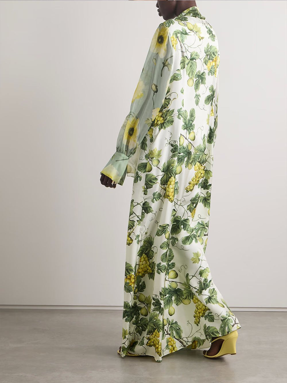 Zartes Maxikleid mit Blumen- und Fruchtmuster