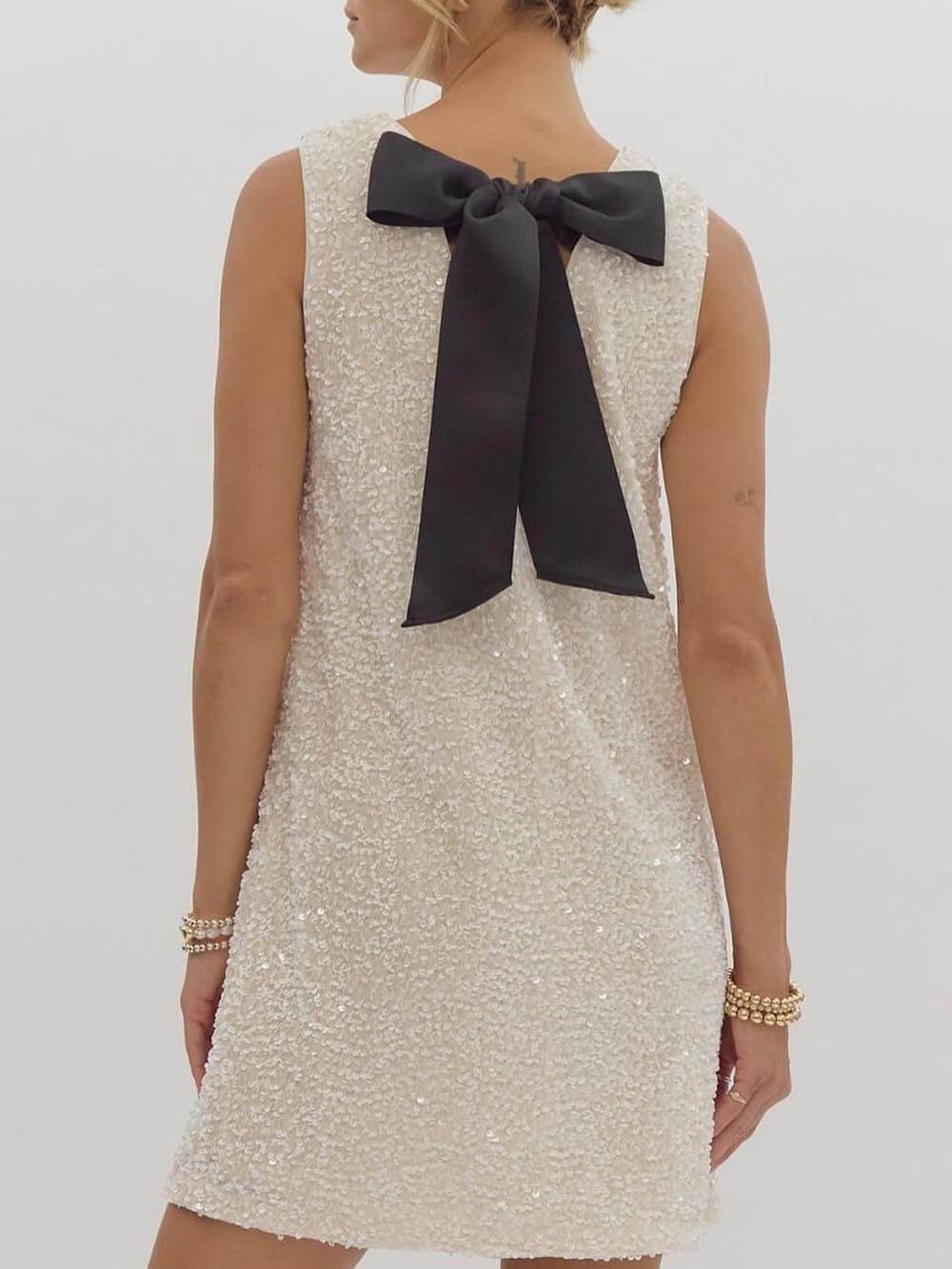 Party-Minikleid mit Pailletten und Bindebändern am Rücken