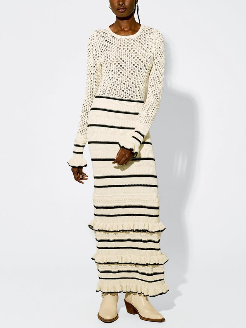 Gestricktes Maxikleid mit Streifen, Rüschen und langen Ärmeln