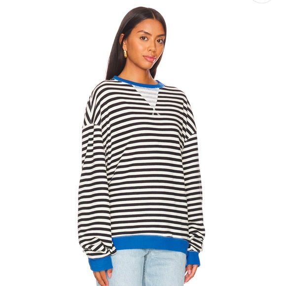 Helen Gestreifter Oversize Pullover mit Küstenflair - Blau / Schwarz