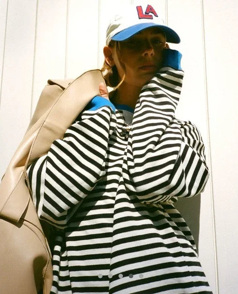 Helen Gestreifter Oversize Pullover mit Küstenflair - Blau / Schwarz