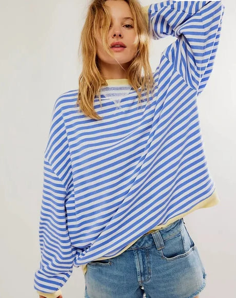 Helen Gestreifter Oversize Pullover mit Küstenflair - Hellblau