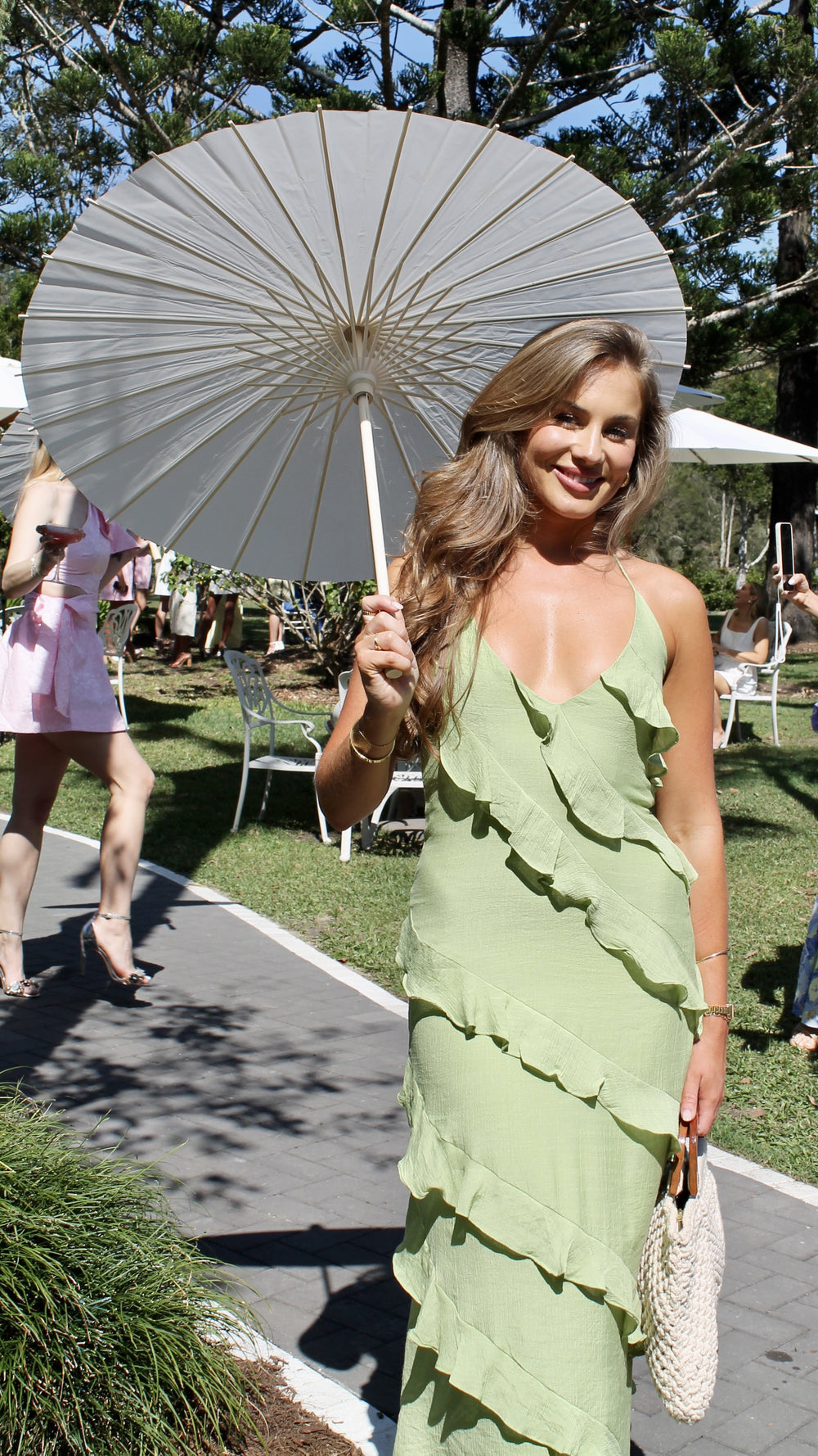 Modernes, leichtes langes Kleid mit feiner Kordel am Ausschnitt und diagonalen Volants