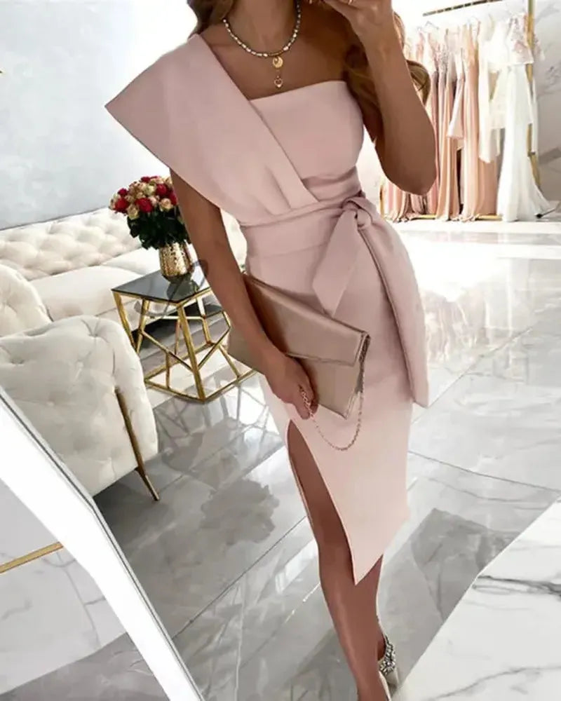 Asymmetrisches Abendkleid mit Gürtel und seitlichem Schlitz für einen eleganten Look