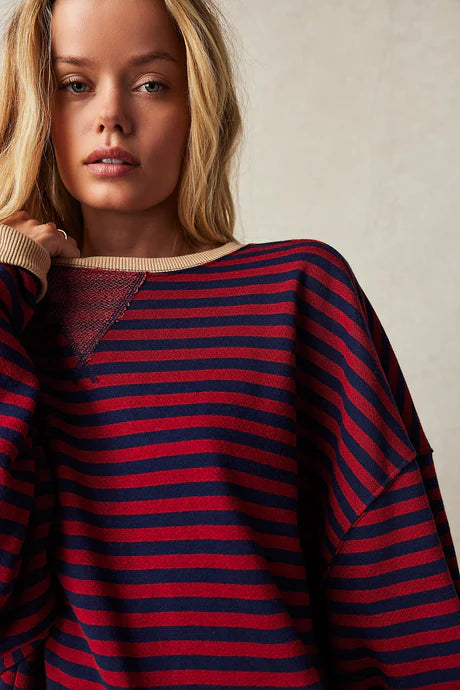 Helen Gestreifter Oversize Pullover mit Küstenflair - Schwarz / Rot