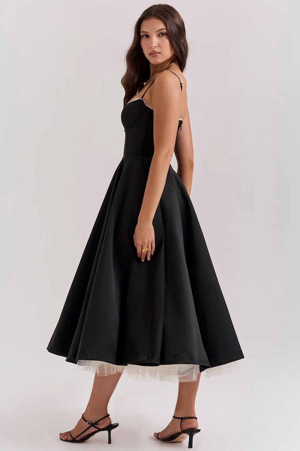 OONA | ELEGANTES MIDIKLEID MIT TRÄGERN