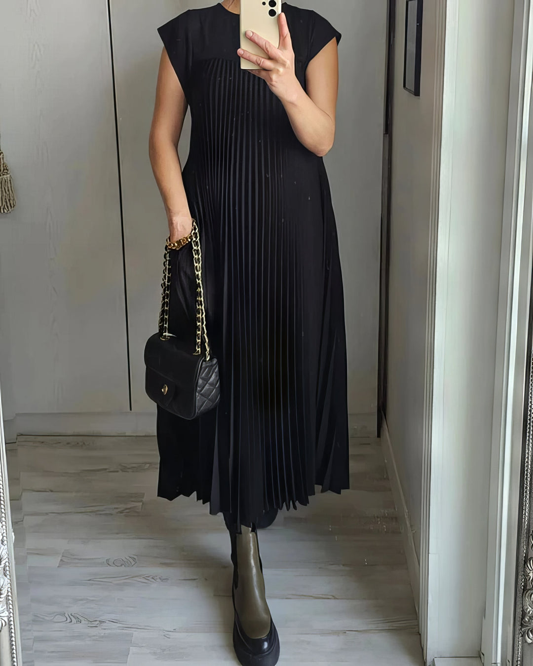 ELEONORA | Ärmeloses Plisseekleid, elegant und zeitlos
